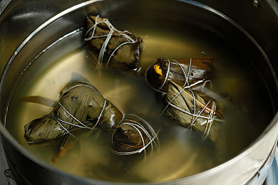 大菠萝官方官网隐藏入口：极限竞速地平线5隐藏彩蛋，暗黑风格任务与车辆涂装揭秘-1