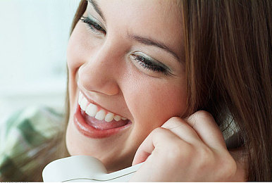 人人干人人玩：团队竞速新纪元，四人共驾一车挑战动态赛道