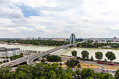 OPPO3.03每天无限破解网页：近未来竞速新作上线，每日黑客谜题解锁赛车终极性能-2