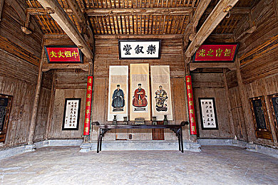 没穿内衣的女人软件：霓虹幻影中的数字义士，裸装电路与极速入侵