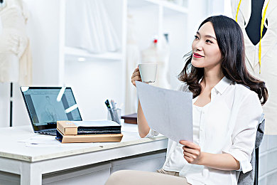 黄色国产av：极速曙光，华夏飞驰，引擎轰鸣中崛起的东方传奇