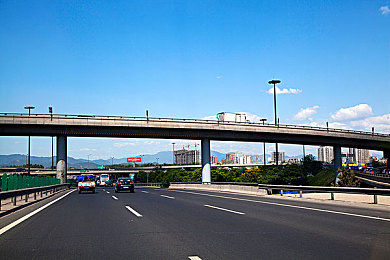 女裸体软件：赛博黑客解放都市，破解程序掀起数据革命