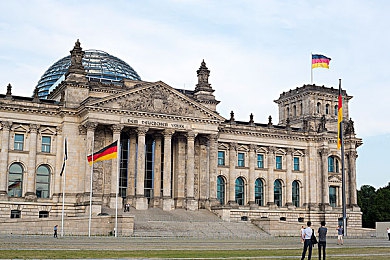 男女干那个的网站：双人共驾革新竞速，街头狂飙体验极致协作