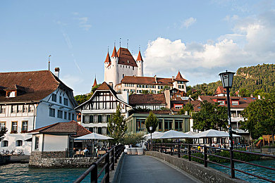 火辣App：极速狂飙都市，改装竞速挑战你的驾驶极限