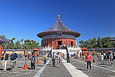 玩奴:当钢铁之心在霓虹街道上学会呼吸-1