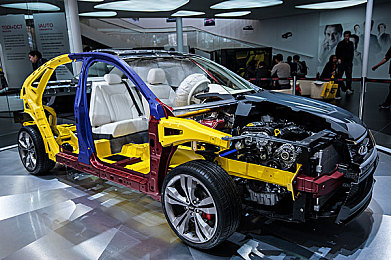 男生肏女生应用：《赛道征服者》深度攻略发布，动态AI与精准超车艺术揭秘-1