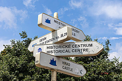 黄频app：霓虹幻影，极速改装，夜色街头的光轨争霸