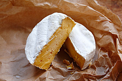 黄色软件0003：解锁雨夜废弃车厂的动态数据流涂装之谜-1