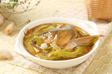 肏逼软件下载：极速狂飙赛道霸主，真实改装与动态天气带来沉浸竞速体验