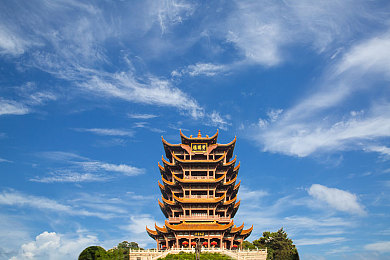 五月天激情国产综合婷婷婷：摇滚旋律驾驭国产座驾，节奏竞速点燃指尖狂飙