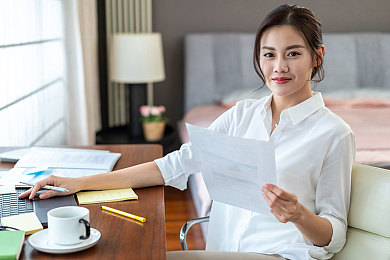 明星被c：虚拟偶像赛道上的领航者博弈与成长之旅-1