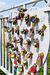 麻豆与天美传媒：虚拟偶像竞速新作上线，双线养成颠覆传统赛车游戏