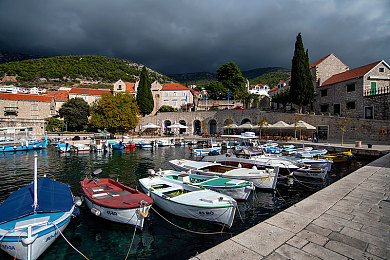 免费黄色软件OPPO：霓虹狂飙中的道德赛道，虚拟改装与真实抉择