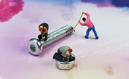 张警犬9分10秒头撞玻璃完整版：当物理法则在数字赛道中跳起滑稽之舞-4