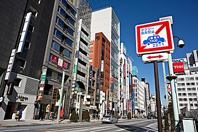 XⅩⅩ中国少妇：都市霓虹下的疾驰人生，新作以驾驶隐喻女性现实抉择