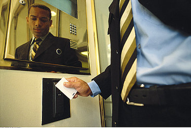 女生和男生做爱软件：极速情缘，在霓虹赛道中交织竞速激情与情感羁绊