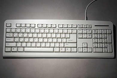 暗网站：霓虹深渊狂飙，匿名车手的赛博竞速传奇