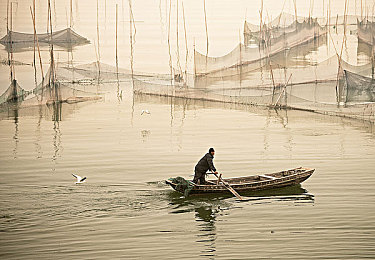 麻豆国产原创中文：霓虹轨迹穿梭现代都市，体验本土赛车文化崛起