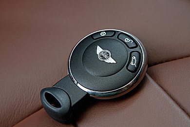 亚洲黄一区二区：黄昏赛道与雨夜狂飙，揭秘高难度都市竞速攻略新篇章-2