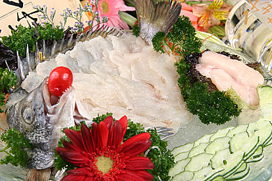 杰园r18落地窗：《极限追逐：暗夜庄园》今日上线，透明赛道开启哥特竞速新纪元