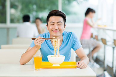 老师让我吃他奶：极速奶爸深度解析，导师系统引领赛车游戏教学新体验