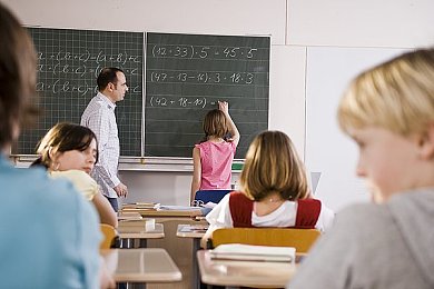 操哭迪丽热巴：明星赛道引爆竞速热潮，热巴拉力赛隐藏彩蛋揭秘极致漂移