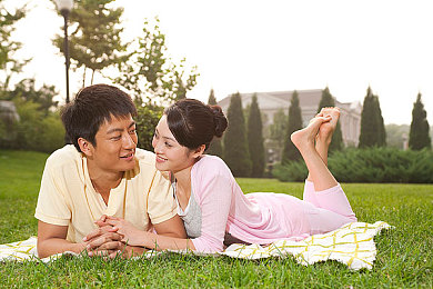 男女打扑克剧烈运动：卡牌驱动极速狂飙，创新融合策略竞速今日上线