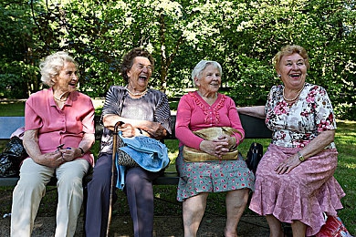 男捅女app：复古飙车混战开启，像素都市上演改装车终极对决-1