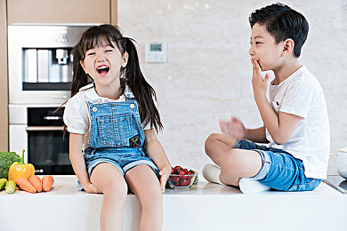 堕落人妻果冻传媒：霓虹记忆赛道，雨夜中的伦理竞速与资本迷局-2