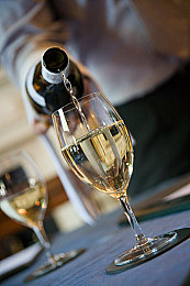 vvclivevipapp十年沉淀2025：沉浸驾驶新纪元，动态世界与智能副驾共塑竞速传奇