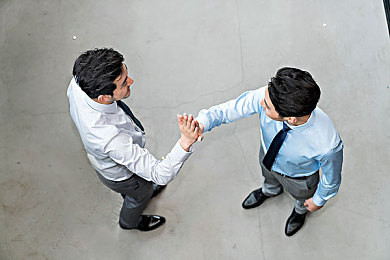 在床上打扑克叫出声：极速扑克赛道对决，体验卡牌竞速与心理博弈的激情之旅