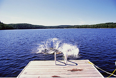 尤物喷水：极速水影，驾驭未来水世界，体验赛道上的流体艺术
