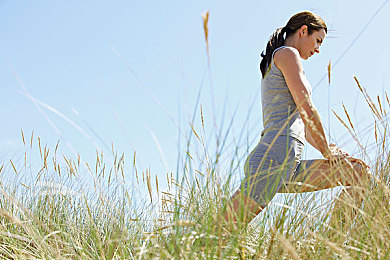 成人国产色情：国产赛车新作《极速狂飙：霓虹都市》评测，赛博朋克世界的欲望与速度之旅