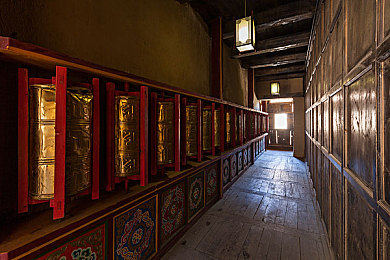 黄色软件大全app下载3.0.4每天无限华为版大全：无限狂飙，金币解锁全赛道，极致改装自由驰骋