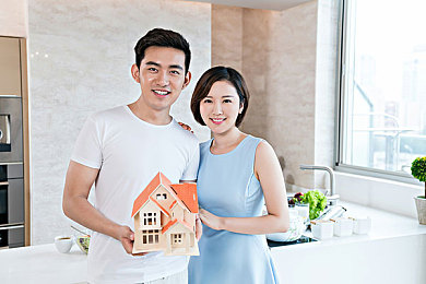 男生把坤坤斿在女生的坤坤里面：双车共鸣新纪元，极速搭档今日开启竞速协作全新玩法