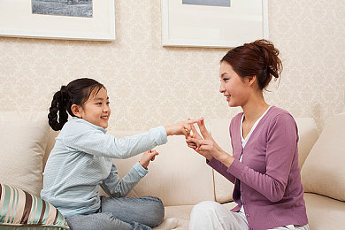 妈妈小孩小马拉大车：单亲母亲为爱出征，家用旧车竞速逆袭，温情与挑战并存的拉力之旅-1