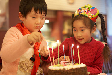 乱色综合：霓虹竞速新纪元，色彩能量颠覆传统赛车游戏