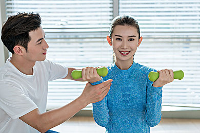 男人和女人在APP：极速定制，社交竞速，数字时代的汽车文化多元表达-1