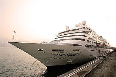 黄色成人软件：街头飙车游戏引发道德争议，真实模拟与危险边界引发玩家热议