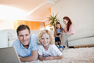 国产成人AV：硬核竞速新作问世，国产模拟驾驶游戏以真实物理与沉浸画面引领风潮