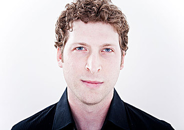 堕落人妻果冻传媒：霓虹记忆赛道，雨夜中的伦理竞速与资本迷局