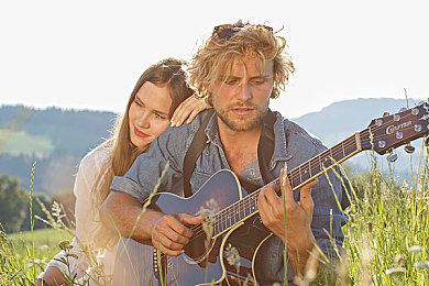 男生把坤坤放进女生的坤坤里面：极速共鸣，人车一体与赛道的完美协奏曲