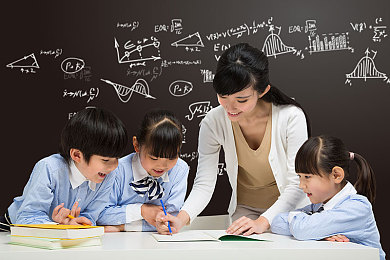 黄色播放器：复古录像带滤镜席卷赛车游戏，现代竞速重返九十年代视觉盛宴