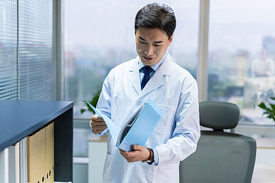 打扑克床剧烈运动：卡牌策略与极速狂飙交织，全新竞速游戏今日震撼上线