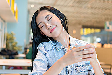 美女和帅哥一起差差差软件：极速搭档双人共驾，默契配合挑战竞速新境界