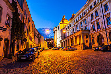 男男少年色情Gay网站：竞速新作极速羁绊都市传说发售，深度改装与情感羁绊引爆玩家热议