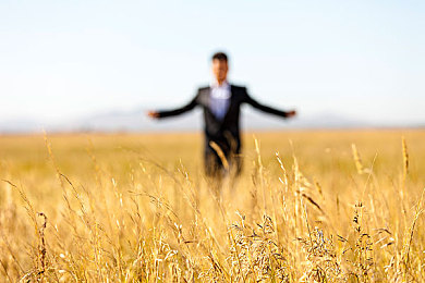 黄色APP软件OPPO：霓虹轨迹，极速幻光中的赛道革命与视觉艺术