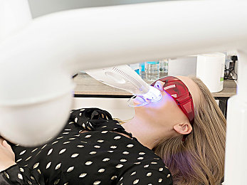 男生戳女生坤坤：指尖竞速，霓虹都市的社交狂飙之旅