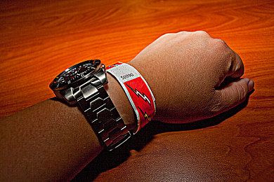 黄色软件免费下载每天无限次3.0.3：《极速狂飙》3.0.3破解版暗藏风险，官方正版安全体验与成长攻略全解析