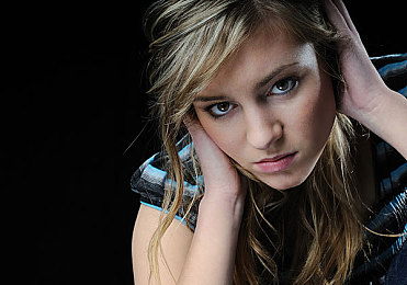 保守妻子的3p经历：极速三重奏，三角策略驱动赛车新体验